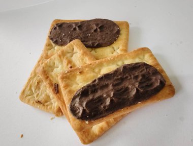 Beyaz arka planda çikolatalı pasta