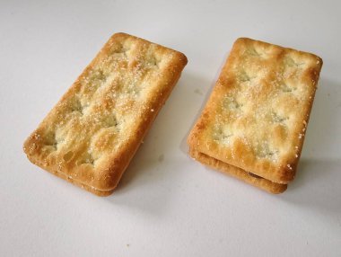 Beyaz arkaplanı olan bir kutuda çerezler