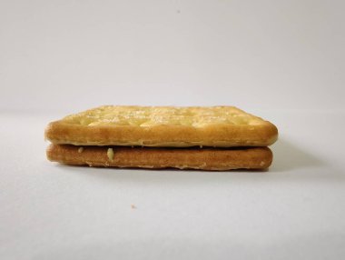 Çikolatalı kurabiyenin yakın plan fotoğrafı. Beyaz arka planda çikolata var.