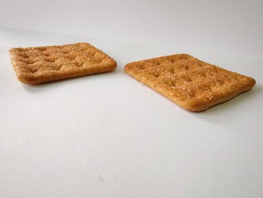 Beyaz arka planı olan iki kraker..