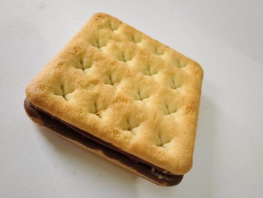 Çikolatalı kekin kapağını kapat.