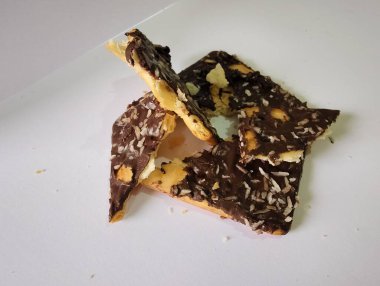 Bir parça çikolatalı pastanın yakın çekimi.