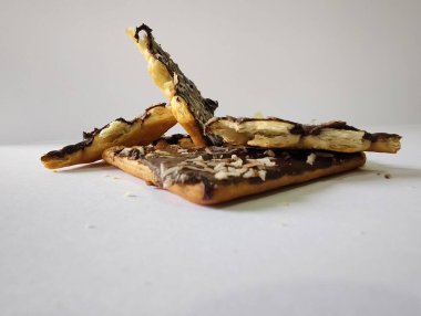 Beyaz bir tabakta lezzetli bir pastanın yakın çekimi.