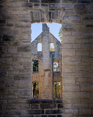 Pencereden bakan bir kale duvarı