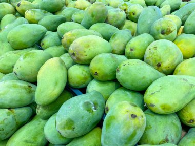 Mango, markette bir sürü taze mango.