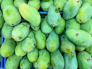 Mango, markette bir sürü taze mango.