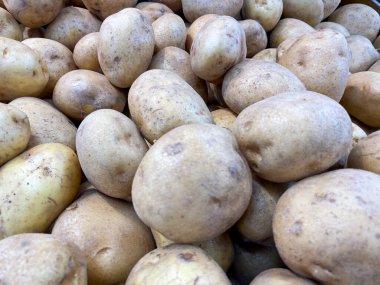 Pazarda taze patatesler.