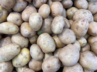 Patates, markette taze patates.