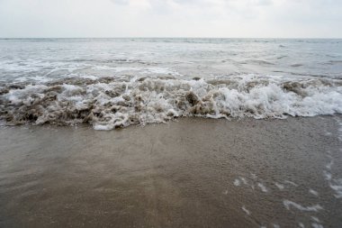 Sakin dalgalar siyah kumsalda