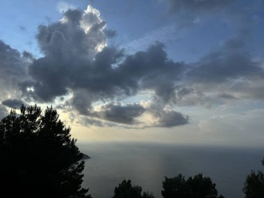 Denizin üzerinde güzel bir gün batımı