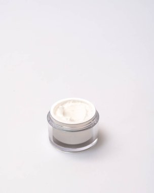 Beyaz arka plan kozmetik kremalı beyaz kavanoz