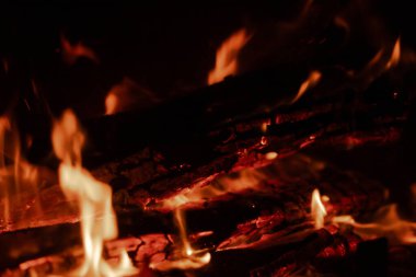 Şöminede ateş fotoğrafları. Parlak alevler, yanan kömürler.