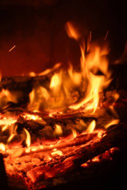 Şöminede ateş fotoğrafları. Parlak alevler, yanan kömürler.