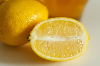 Kurdeleli hediye kutusu ve beyaz arka planda fiyonk. Hediye kutusu desenli. Açık gri arkaplanda desenli kutu uzanır