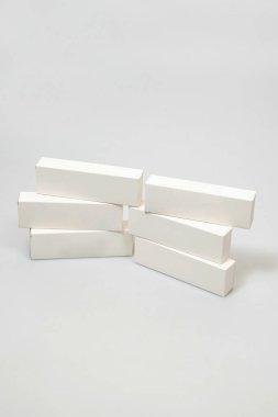 Altı beyaz, büyük değil, ama küçük kutular beyaz arka plan kutuları üzerinde uzanan küçük kutular küçük kutular için mücevher kutuları