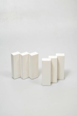 Altı beyaz, büyük değil, ama küçük kutular beyaz arka plan kutuları üzerinde uzanan küçük kutular küçük kutular için mücevher kutuları