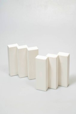 Altı beyaz, büyük değil, ama küçük kutular beyaz arka plan kutuları üzerinde uzanan küçük kutular küçük kutular için mücevher kutuları