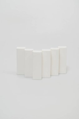 Altı beyaz, büyük değil, ama küçük kutular beyaz arka plan kutuları üzerinde uzanan küçük kutular küçük kutular için mücevher kutuları