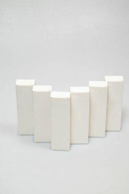 Altı beyaz, büyük değil, ama küçük kutular beyaz arka plan kutuları üzerinde uzanan küçük kutular küçük kutular için mücevher kutuları