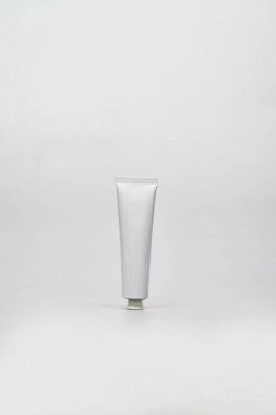 Beyaz masalı beyaz tüp beyaz arka plan krem makyaj malzemesi.