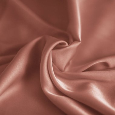 Pembe ipek kumaştan yapılmış tekstil fotoğrafı. Pembe kumaş piknik manzarası. Güzel katlanmış menekşe flep kumaş.