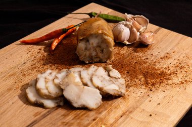 Domuz yağlı, karabiberli pastırma biberli sarımsak kesme tahtasında doğal yiyecekler ahşap tahta aperatifler alkol için saçılmış karabiberli, hardallı, yağlı ve dilimlenmiş domuz yağı.