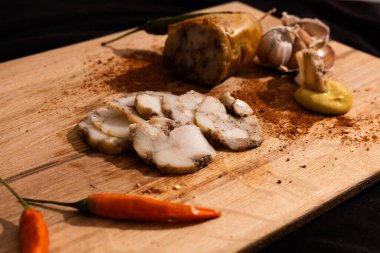 Domuz yağlı, karabiberli pastırma biberli sarımsak kesme tahtasında doğal yiyecekler ahşap tahta aperatifler alkol için saçılmış karabiberli, hardallı, yağlı ve dilimlenmiş domuz yağı.