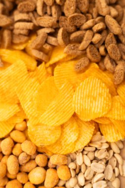 Bira, fındık, cips, makro fotoğraf, tahta mutfak tahtasındaki abur cuburlar, çerezler, cips, cips, doritolar için atıştırmalıklar.