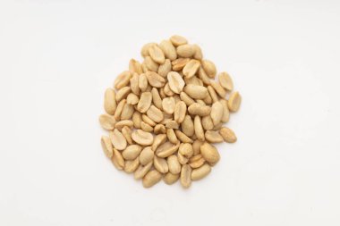 Beyaz bir masada bir avuç fıstık tuzlanmış fındık yakın çekim fotoğraf makro fındık tuzlama