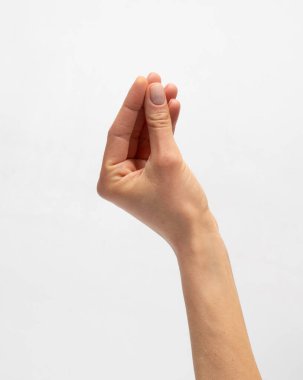 El, çimdikleme hareketi yapıyor. Yakın çekim makro görüntü.