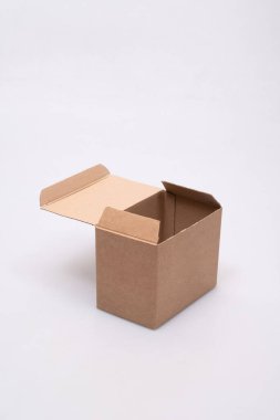 Beyaz Yüzey Gri Kutusuna Açık Lid ile karton kutu beyaz bir arka plana karşı kapağı açık kahverengi bir karton kutu izole