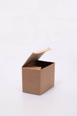 Beyaz Yüzey Gri Kutusuna Açık Lid ile karton kutu beyaz bir arka plana karşı kapağı açık kahverengi bir karton kutu izole
