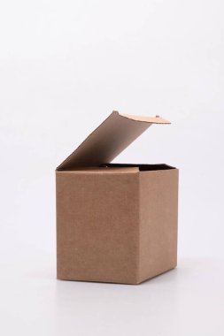 Beyaz Yüzey Gri Kutusuna Açık Lid ile karton kutu beyaz bir arka plana karşı kapağı açık kahverengi bir karton kutu izole