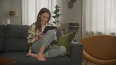 Evde Çevrimiçi Çalışan Tablet Kadın Üzerine Yazan Kadın