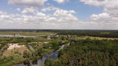 Dron Flight Over the Countryside, Flight Over the River, yüksek kalite 4K görüntü.