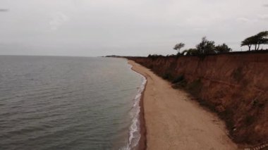 İHA Arial View Karadeniz kıyılarından, Yüksek Kayalıklardan, Açık Deniz Dalgaları Bahar Günü, Odessa Bölgesi, Zatoka, Gribovka, Gribivka, Ukrayna