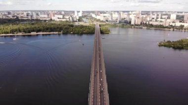 Kiev City 'nin Ukrayna' nın Kiev şehrinde Dnipro Nehri ve Paton Köprüsü, Dinyeper Nehri Gezisi, yüksek kaliteli 4K görüntüler.