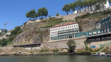 Porto, Portekiz, Panoramik Manzara Porto şehrini süpürüyor, Portekiz Terracotta 'nın çatılarını gözler önüne seriyor, Winding Douro Nehri, yüksek kalite 4k görüntü