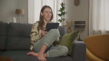 Tablette Çalışan Kadın Kapalı Salonda Oturuyor 