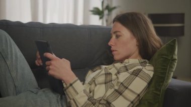 Dairedeki Oturma Odası Üzerine Dijital Tablet Kullanan Odaklı Kadın