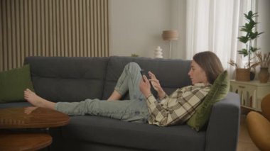 İnternette Tablet Öğrenci Taraması Kullanan Kadın, Kafkas Kanepede Kadın