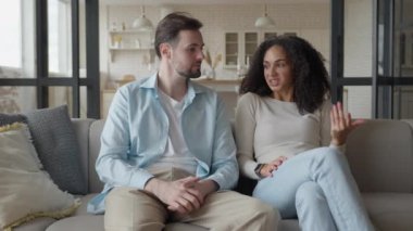 Kadın, erkek arkadaşıyla Evde Koltukta Duygusallıktan Konuşuyor 