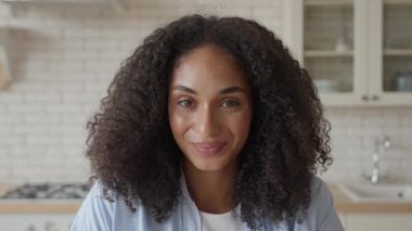 Afrikalı Kadın Portresi, Gülümseyen Kadın Yüzü Yakından