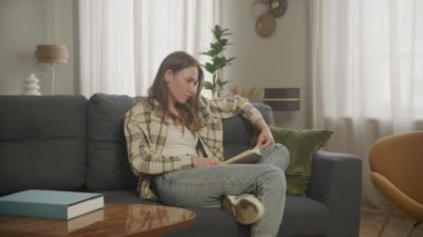 Genç Yetişkin Kadın Bir Kadın Evinde Kitap Okuma ya da Okuma 