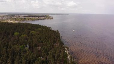 Yazın Deniz Kıyısı ve Orman, Ukrayna, Kyiv, Vyshgorod, Kiev Denizi, Suda Güneş, Drone Kamerayla Aşağıya doğru İlerliyor