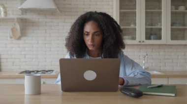 Afrikalı Kadın evdeki bilgisayarından iyi haberler alıyor.