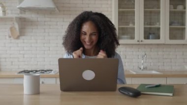 Genç 20 'li yaşlarda, yetişkinler sınavını geçiyor. Evdeki bilgisayarında iyi haberler var.