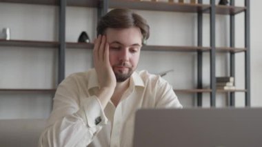 Ofiste Dizüstü bilgisayarda çalışan gülümseyen iş adamı, Ofis İş Yeri 'nde dizüstü bilgisayarda yazan erkek profesyonel daktilo, Kapalı Bilgisayarda Bilgisayara bakan iş adamı portresi