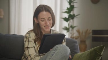 Öğrenci Tableti Evinde, Beyaz Gömlekli Kadın Tablet Kullanıyor Koltukta Oturuyor