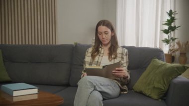 Modern Oturma ve Okuma Odasında oturan kadın, yüksek kalite 4K görüntü.